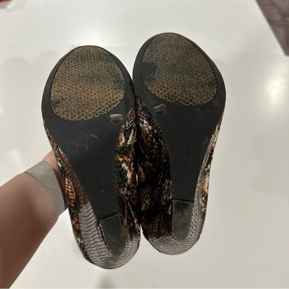 BCBGeneration Nalisa Snakeskin Wedge Heels Size 8 - Picture 8 of 9